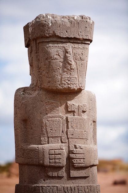 Standbeeld op kalasasaya tempel in tiwanaku, bolivia