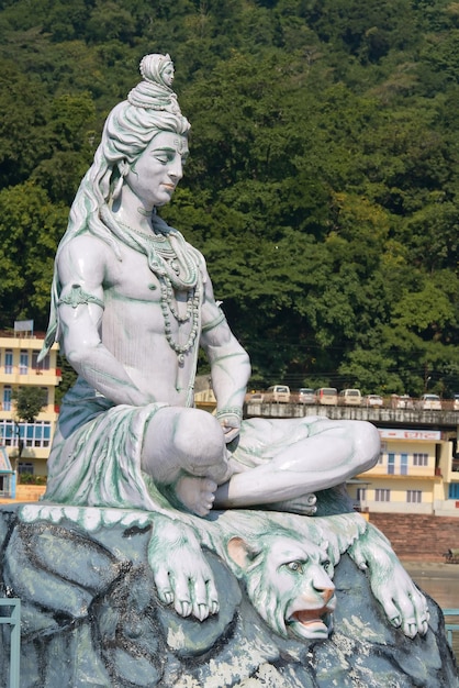 Foto standbeeld shiva hindoe-idool op de rivier de ganges rishikesh india