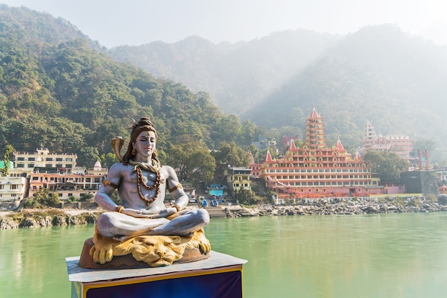 Standbeeld Shiva, hindoe idool op de rivier de Ganges, Rishikesh, India