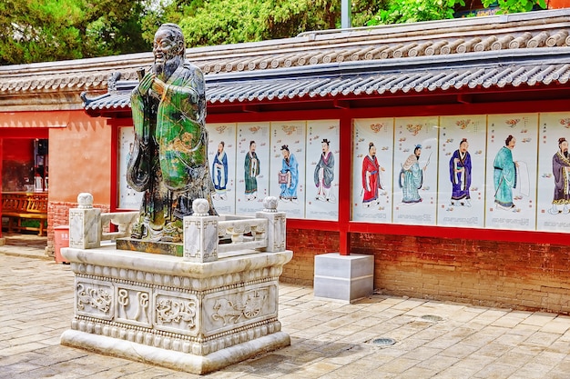 Standbeeld van confucius, de grote chinese filosoof in tempel van confucius in beijing.china.