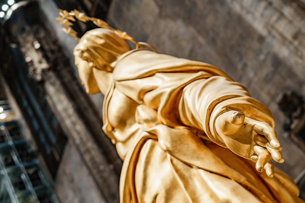 Foto standbeeld van de gouden madonna in de duomo-kathedraal milaan italië