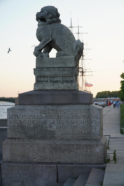 Standbeeld van de leeuw Shih Tzu op Petrovskaya Embankment Sint-Petersburg Rusland augustus 2022