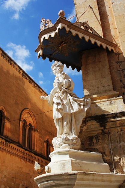 Standbeeld van de Maagd Maria met Jezus kind op de hoek van de Karmelieten Priorij in Mdina, Malta