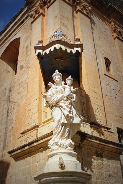 Standbeeld van de Maagd Maria met Jezus kind op de hoek van de Karmelieten Priorij in Mdina, Malta