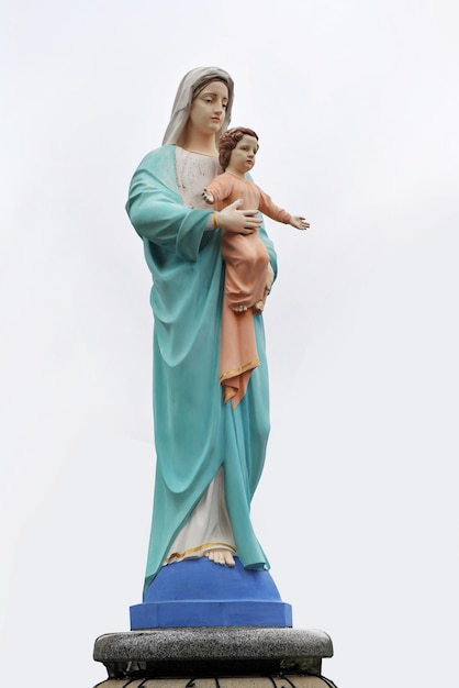 Standbeeld van de Maagd Maria met kleine Jezus op de handen geïsoleerd op een witte achtergrond