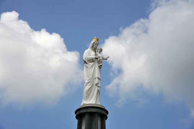 Standbeeld van de Maagd Maria met kleine Jezus op de handen.