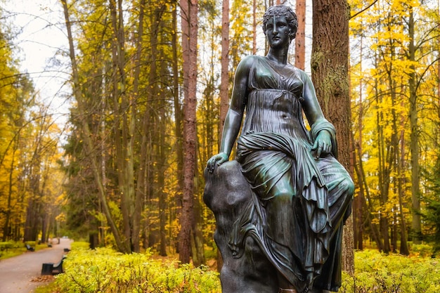 Standbeeld van de Muze Euterpe in de tuin van het Pavlovsk-paleis in Sint-Petersburg