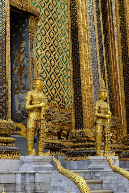 Foto standbeeld van de tempel in het gebouw