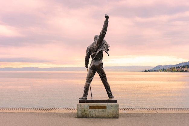 Standbeeld van Freddie Mercury in de buurt van het water