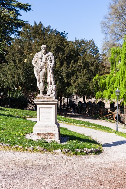 Standbeeld van Heracles in stadstuin in Vicenza