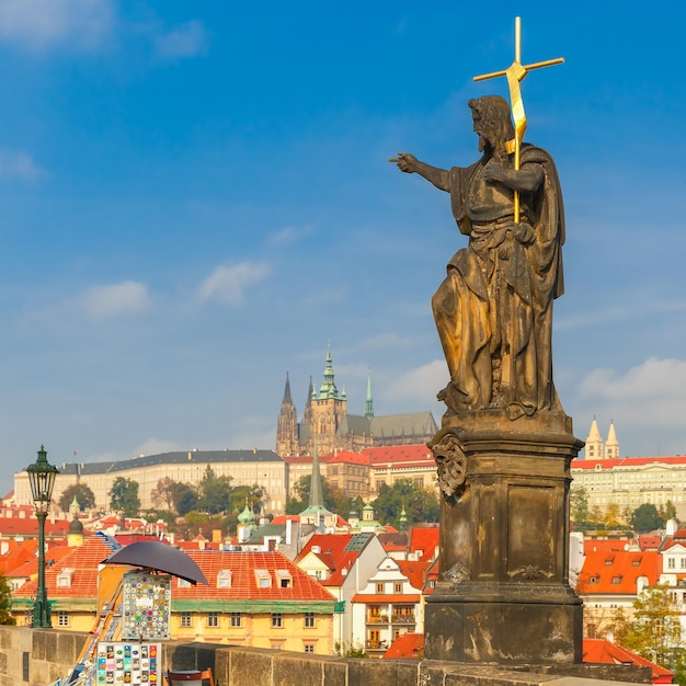 Standbeeld van Johannes de Doper het beeldhouwwerk van de Karelsbrug in Praag, Tsjechië 's morgens