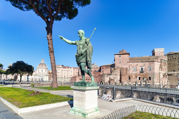 Standbeeld van keizer Traiano langs de straat Fori Imperiali in Rome