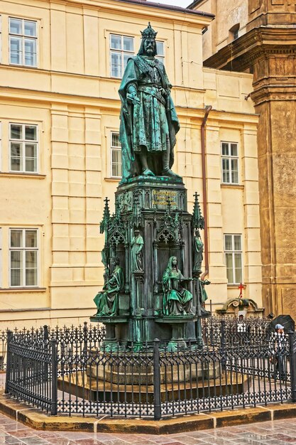 Standbeeld van koning Charles op het St Francis Knights of the Cross-plein in de oude binnenstad van Praag, Tsjechië.