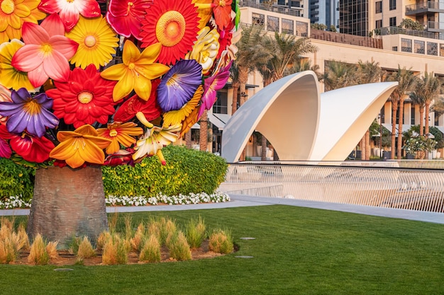 Standbeeld van kunstbloemen en witte schelpboog met parels in de nieuwe Dubai Creek Marina Harbor