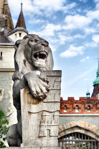 Standbeeld van leeuw met embleem van Boedapest op het schild, Hongarije