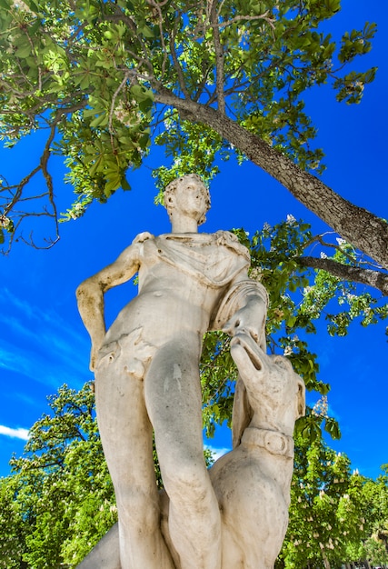 Standbeeld van Les Jardins de La Fontaine in Nîmes, Frankrijk