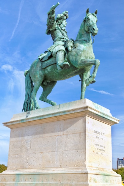 Standbeeld van Lodewijk XIV, koning-zon van Frankrijk in Versailles.