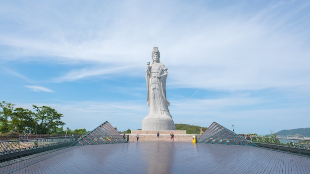 Foto standbeeld van mazu