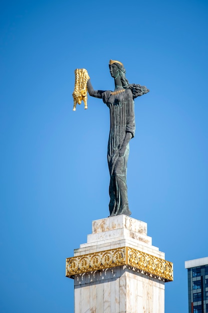 Standbeeld van Medea in Europa-plein aan Batumi, Adzjarië, Georgië. Medea-standbeeld en blauwe lucht in het centrum van Batumi, een van de belangrijkste steden van Colchis