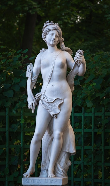 Foto standbeeld van sybilla door de italiaanse beeldhouwer giovanni zorzoni 1717 in de zomertuin in sint-petersburg, rusland