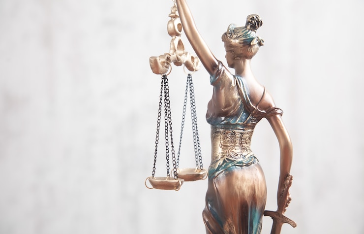 Foto standbeeld van vrouwe justitia.