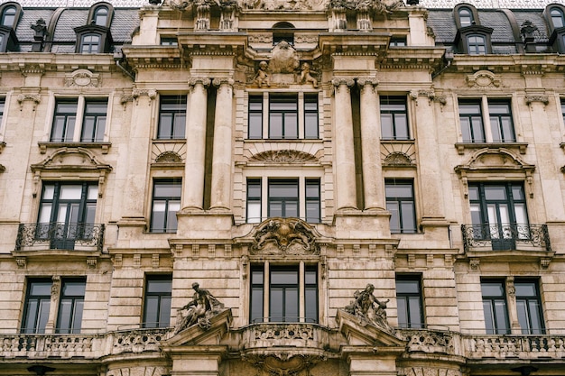 Standbeelden bij de ramen in het paleis van justitie münchen beieren
