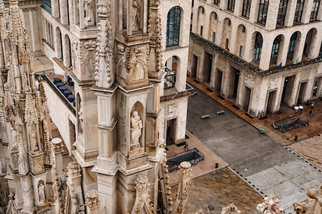 Standbeelden op de gevel van de duomo italië milan