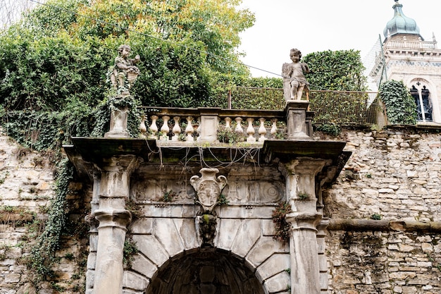 Standbeelden van engelen op het balkon bij palazzo terzi bergamo italy