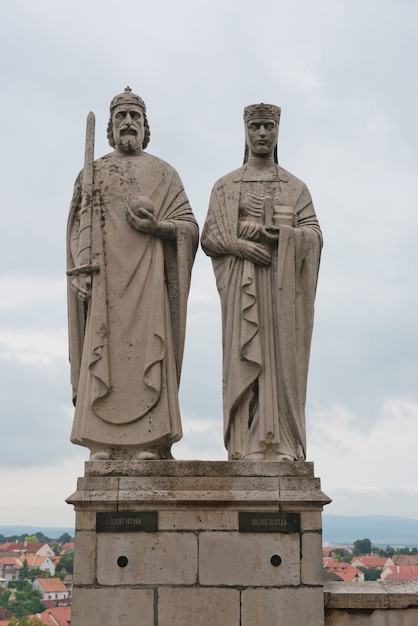Standbeelden van koning Stephen I en koningin Gisela