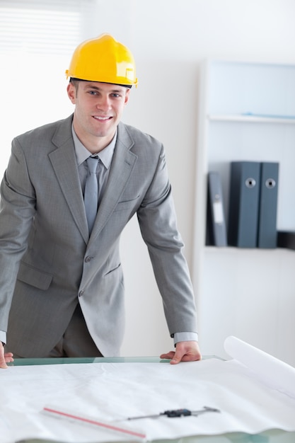 Photo standing architect with helmet on