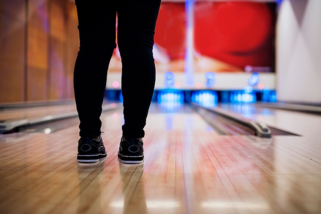 Foto in piedi di fronte al bowling