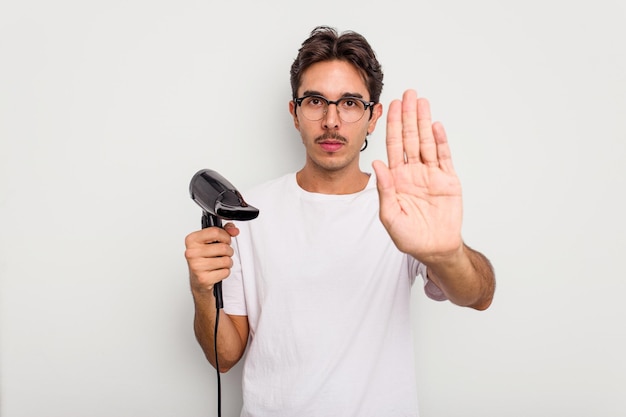 In piedi con la mano tesa che mostra il segnale di stop che ti impedisce