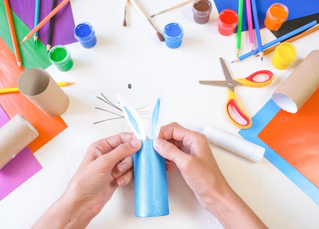 Stap 3 DIY papier konijn van een rol toiletpapier Eenvoudig knutselen voor kinderen op een witte achtergrond eenvoudig