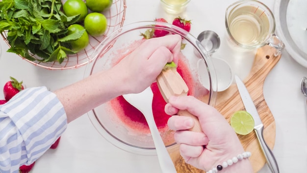 Stap voor stap. Aardbeienmargarita bereiden van verse biologische aardbeien.