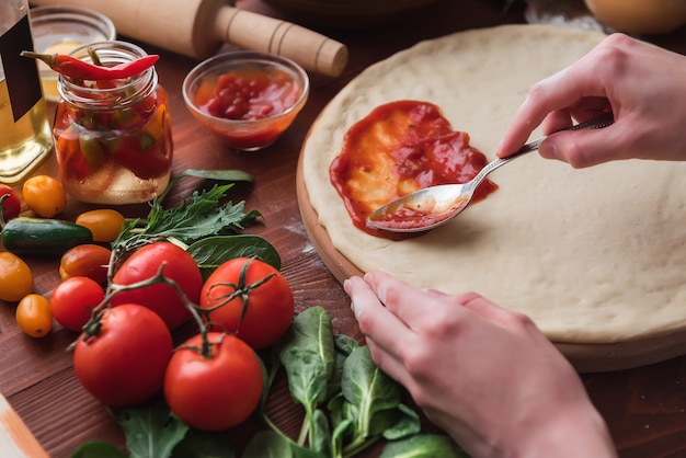 Stap-voor-stap baas maakt een pizza margarita. Ingrediënten voor deeg en pizza