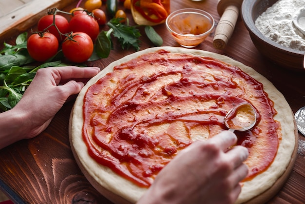 Stap-voor-stap baas maakt een pizza margarita. Ingrediënten voor deeg en pizza