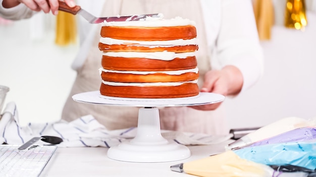 Foto stap voor stap. banketbakker die eenhoorncake maakt voor het verjaardagsfeestje van een klein meisje.