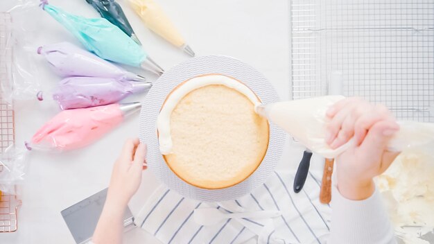 Stap voor stap. Banketbakker die eenhoorncake maakt voor het verjaardagsfeestje van een klein meisje.