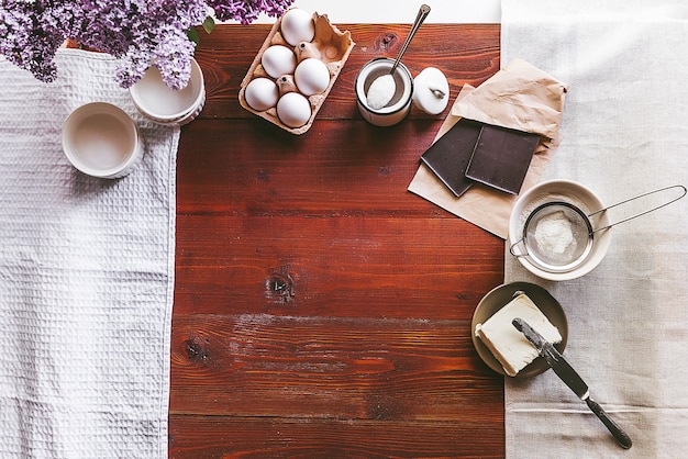 Stap voor stap bereidt de chef-kok een dessert - chocoladefondant. Klassiek recept.