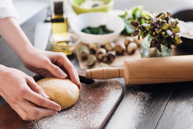 Stap voor stap bereidt de chef ravioli met ricotta kaas, dooiers kwarteleitjes en spinazie met kruiden. de chef werkt met het deeg