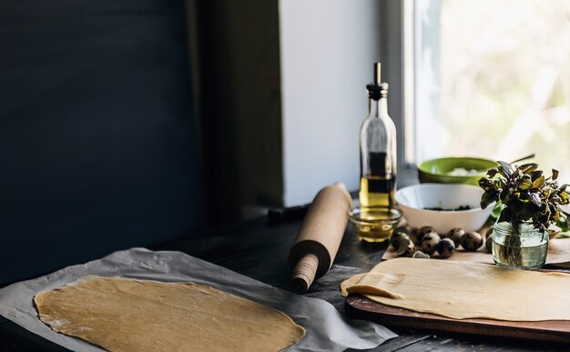 Stap voor stap bereidt de chef ravioli met ricotta kaas, dooiers kwarteleitjes en spinazie met kruiden. De chef werkt met het deeg