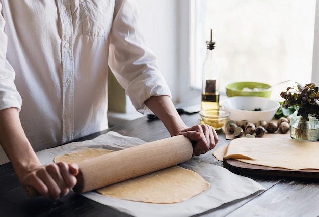 Stap voor stap bereidt de chef ravioli met ricotta kaas, dooiers kwarteleitjes en spinazie met kruiden. De chef werkt met het deeg