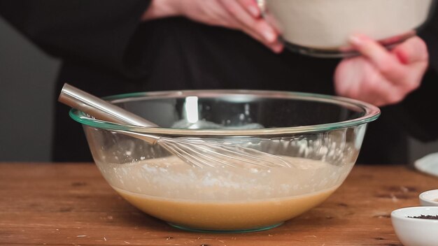 Foto stap voor stap. biologische ingrediënten mengen in de glazen kom om challah te bakken.