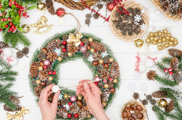 Stap voor stap een grote kerstkrans maken, stap 20 - neem witte verf op een penseel