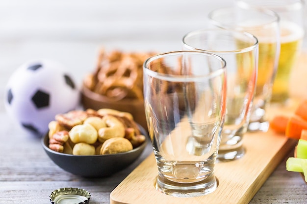 Stap voor stap. Gieten tapbier in bierglas.