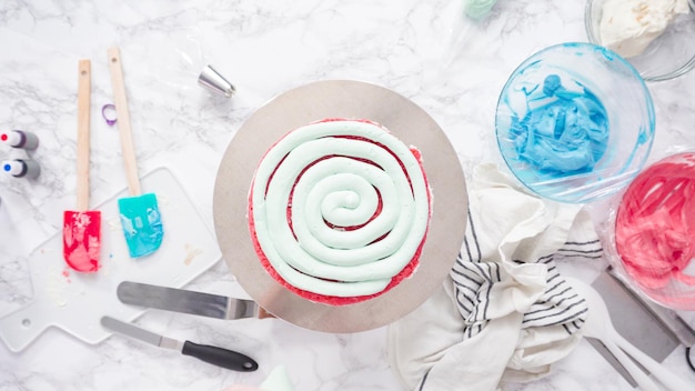 Stap voor stap. Glazuur ronde drielaagse vanillecake met botercrème glazuur.