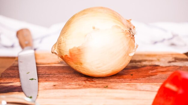 Stap voor stap. Groenten snijden om empanadas te vullen.