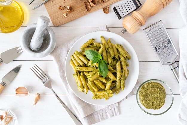 Foto stap voor stap het bereiden van italiaanse pesto saus stap 9 het toevoegen van pesto aan pasta