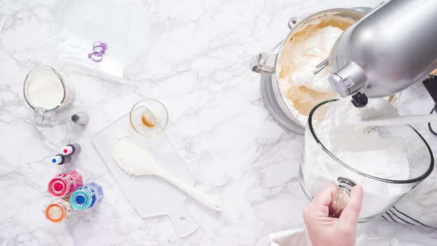 Stap voor stap. Het mengen van ingrediënten in een staande keukenmixer om buttercream frosting te maken.