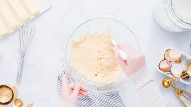 Stap voor stap. Het mengen van ingrediënten voor vanille cupcakes.